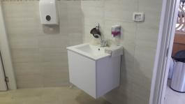 חברת "יוסף בניה ושיפוצים" לאחר בניית חדר שירותים חדש